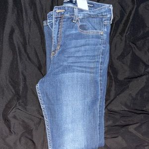 I’m selling a hollister pants that way to big for me